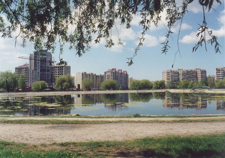 Бровари, Грушевського 15